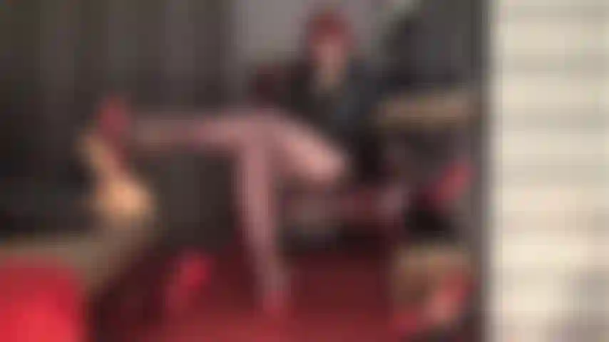 Legata e palpitante ai piedi della padrona: le sue gambe e i suoi piedi sono la tua passione, il suo tocco delicato il tuo desiderio. La padrona ti fa girare la testa con le sue ciabatte rosse con tacco alto e i suoi collant color caffè.