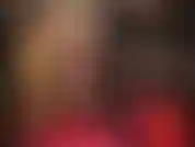 Con stivaletti rossi con plateau e collant a rete con cuciture ancora più hot per una sessione di adorazione di gambe e culi davvero bollente!