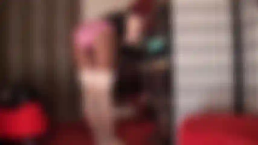 Mutandine e calze con giarrettiere stuzzicano: il tuo cazzo da schiavo desidera ardentemente mutandine di raso setoso e calze con la parte superiore in pizzo, così come desidera calze con cuciture e giarrettiere con mutandine di pizzo.