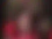 La tua dea ipnotizza con il suo vestito in pvc, i guanti, le gambe in nylon e i tacchi a spillo luccicanti, muovendosi molto lentamente. Non riesci a staccare gli occhi da lei, ti rende debole e assonnata, ti finisce sotto il suo culo.