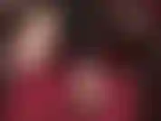 Con i piedi nudi e le ballerine penzolanti.