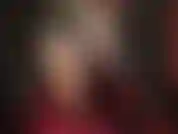 Gambe in collant, gonna corta in vinile con stivali allacciati e senza.