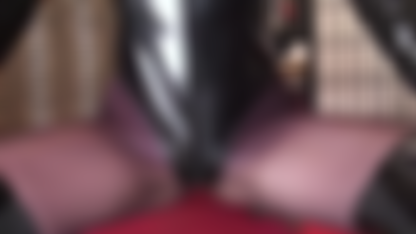 Una fetish lady in tuta di pvc lucido e stivali alti che munge il tuo cazzo. Mi occupo di facesitting, collant, cbt, guanti di pelle, sega, adorazione del culo.