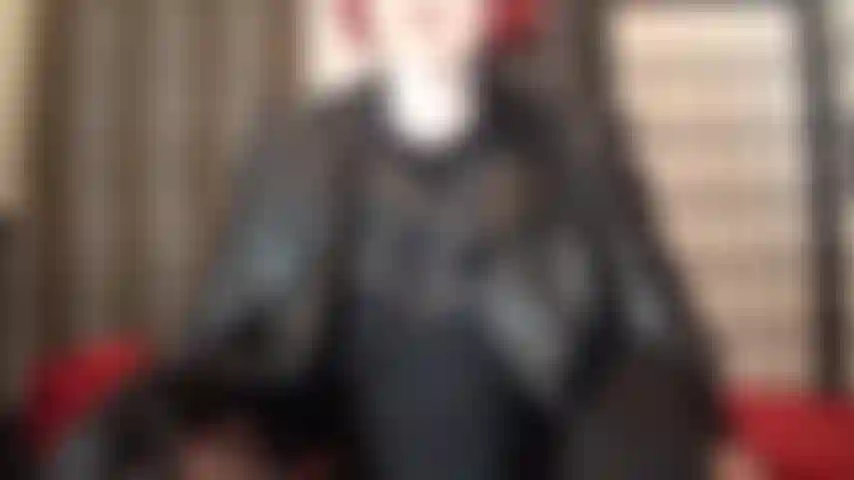 Lunghe gambe in collant, seno piccolo e culo perfetto in un body a perizoma. Accarezzati mentre adori le mie curve incredibili.