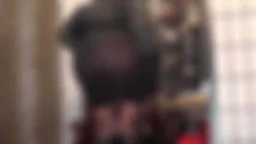 Il vestito è così trasparente... Viste da sotto la gonna, provocazione con collant in un abito nero attillato.