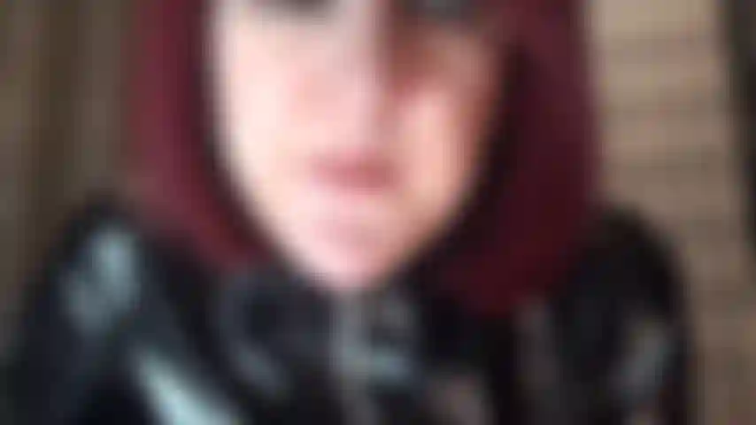 Feticista dello sputo, delle calze autoreggenti con cuciture, del pvc e di uno strap-on nero gigante.