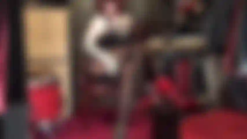 La padrona si infila una calza bianca sul braccio incoraggiandoti a muoverti mentre muove il suo strap-on tra le gambe incrociate. Ti chiede di aprire la bocca e di finirti tutta in faccia.