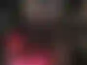 La mistress vivian in pvc lucido con stivali alti allacciati e un enorme cazzo bianco che devi adorare.