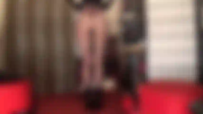 Adoro le curve incredibili della mia padrona in un paio di sottili collant neri abbinati a stivali bassi: è il tipo di vista a cui non puoi resistere mentre la mia padrona mi stuzzica con il suo splendido sedere e le sue lunghe gambe.