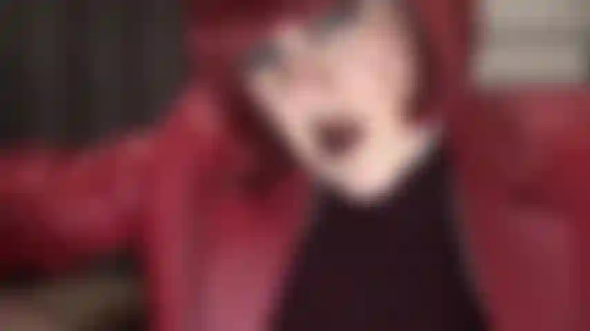 Pelle rossa, rossetto marrone scuro e sputi da vicino: faresti qualsiasi cosa per bere tutta la gustosa saliva della padrona.