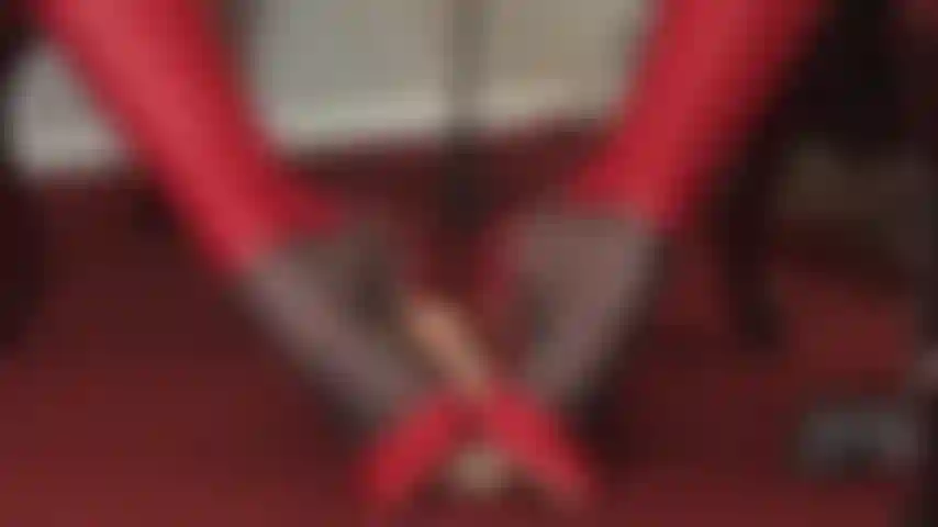 Conosci il tuo posto: il tuo intenso amore e la tua devozione per i piedi della padrona vivian sono innegabili. È qui che devi stare.