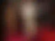 Che adora il lattice: splendido lattice bianco e nero, calze con le cuciture, gonna attillata e sexy, tacchi alti, guanti sexy.