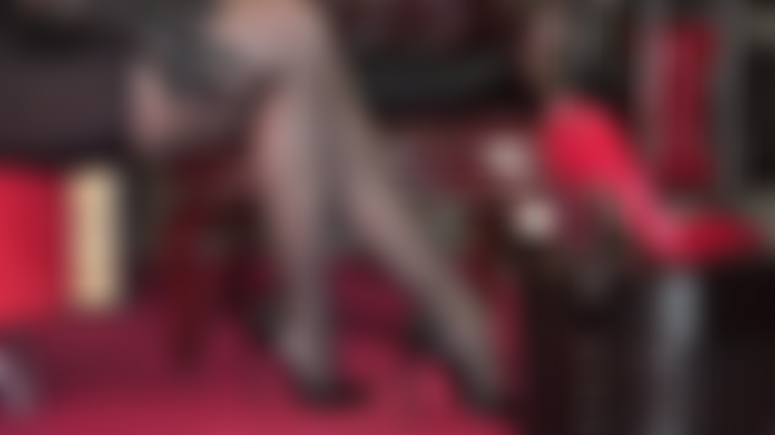 Debole per le gambe e i tacchi alti: le mie gambe sexy, incrociate e allungate, con collant e scarpe sexy, ti tengono in ginocchio. La mia padrona indossa classiche décolleté nere lucide, seguite da sensuali scarpe con plateau e cinturini.