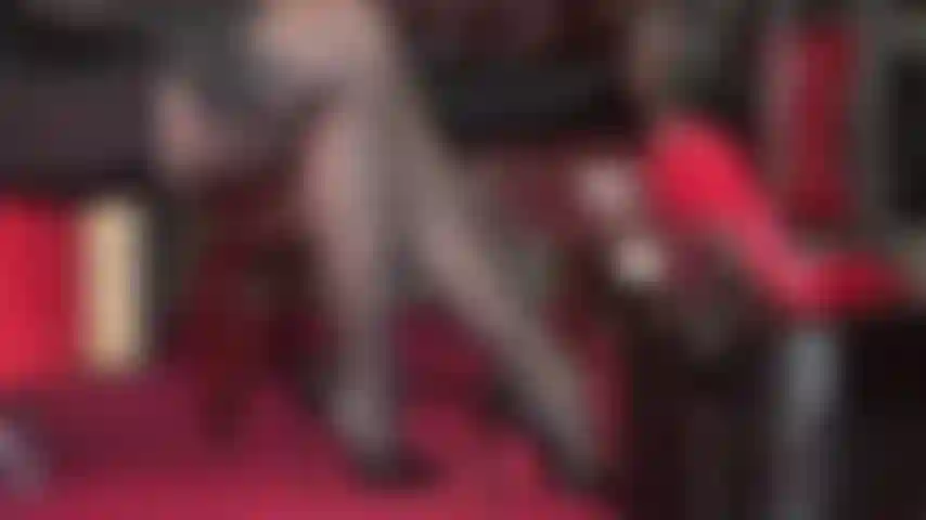 Debole per le gambe e i tacchi alti: le mie gambe sexy, incrociate e allungate, con collant e scarpe sexy, ti tengono in ginocchio. La mia padrona indossa classiche décolleté nere lucide, seguite da sensuali scarpe con plateau e cinturini.