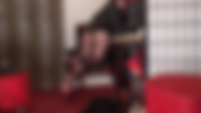 Un paio di collant neri con cuciture: le curve in nylon della mia padrona sono innegabilmente sexy.