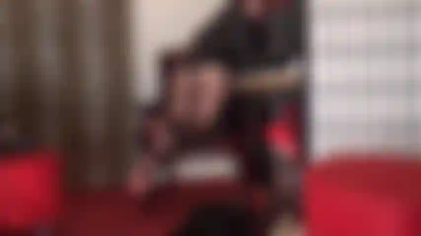 Un paio di collant neri con cuciture: le curve in nylon della mia padrona sono innegabilmente sexy.