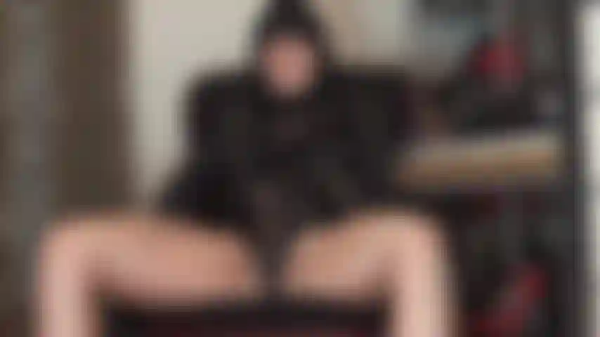 Niente ti eccita di più delle palle ammuffite. Questi popper che stai sniffando ti mandano in trance. Tutto ciò che vuoi è essere usata dagli uomini, avere i loro testicoli sudati in faccia e il cazzo in gola.