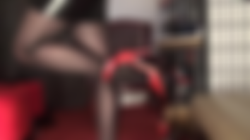 Goditi questa provocazione sulle gambe con collant neri lucidi e décolleté in pelle rossa con cinturino alla caviglia.