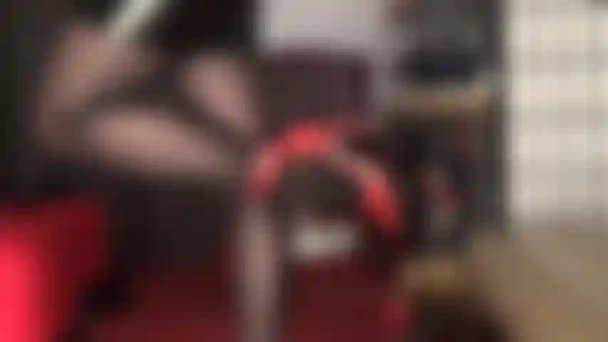 Goditi questa provocazione sulle gambe con collant neri lucidi e décolleté in pelle rossa con cinturino alla caviglia.