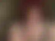 La padrona ti accarezza il cazzo a mani nude... Non ti piacerebbe proprio...?!