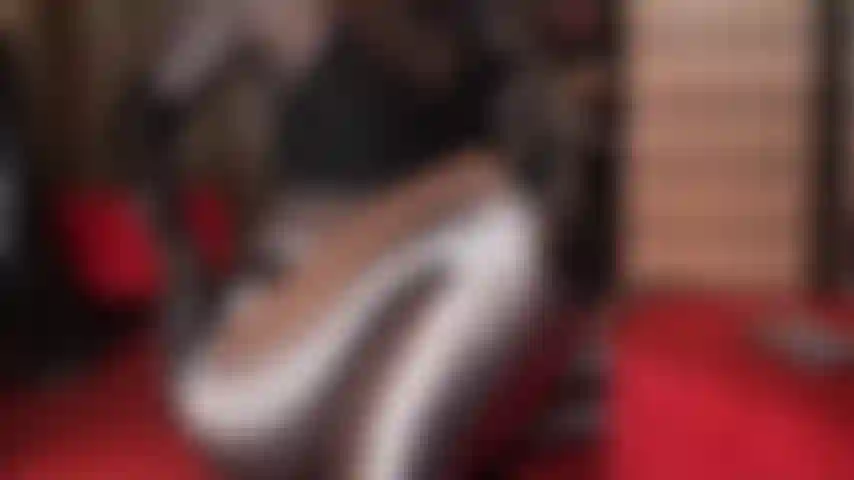 Una perfezione splendente in collant in spandex marrone, perizoma in pvc e guanti in pvc: l'adorazione del culo in questa combinazione fetish di collant e mutandine è incredibile, ma non appena la padrona prova diverse minigonne lucide in colori coordinati, il tuo cazzo si eccita davvero.