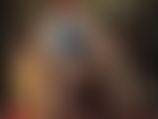 La padrona si accarezza il cazzo nero indossando collant neri trasparenti e lattice.