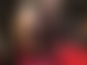 Fetish in nylon per tutto il corpo: una sexy tuta intima incrociata, calze con cuciture su collant color carne lucidi, tacchi alti in pelle. Gambe calde che mi stuzzicano mentre ti stuzzichi la prostata con un giocattolo.