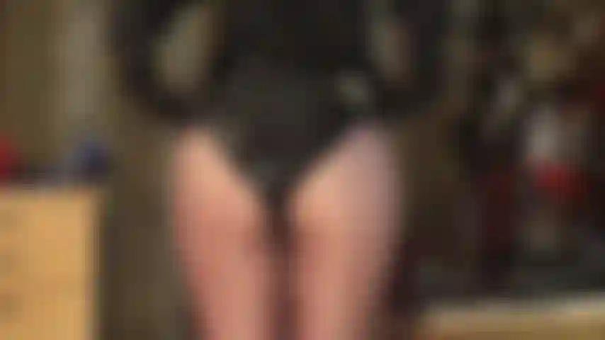 Mi stuzzica la padrona con il suo famoso sedere rotondo in pantaloncini lucidi e collant marroni lucidi.