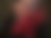 Feticista dei guanti in pelle rossa.