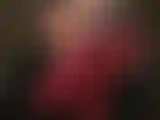 Feticista dei guanti in pelle rossa.