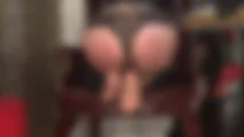 Adoro il culo e i piedi della padrona in mutandine di pizzo e collant super lucidi.