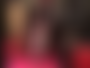 Ipnotizzata dalle gambe di una dea in collant neri e tacchi a spillo luccicanti.