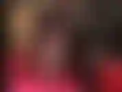 Ipnotizzata dalle gambe di una dea in collant neri e tacchi a spillo luccicanti.