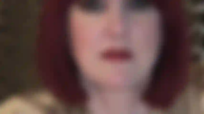 Seduzione con le labbra rosse: il rossetto rosso sexy è qualcosa a cui non puoi resistere. Guarda la padrona vivian stuzzicarti leccando le sue labbra deliziose.