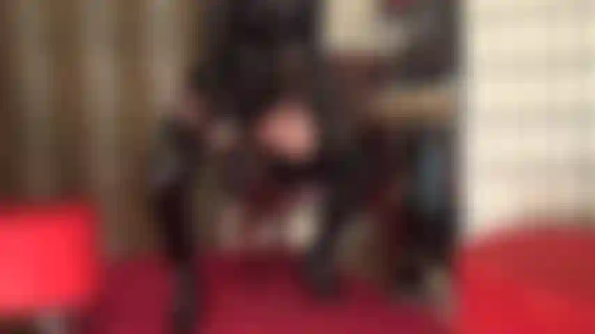 Tu sei un porco amante del cazzo. La tua padrona vestita di vinile nero lucido e stivali ti ha arrostita allo spiedo tra due cazzi che pompano il loro sperma nei tuoi buchi del cazzo.