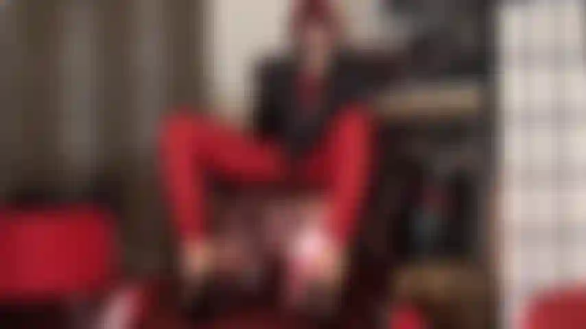 Enormi cazzi neri per i tuoi avidi buchi del cazzo. La padrona fa oscillare i suoi cazzi neri puntando ai tuoi buchi stretti ma affamati, anche se il suo tacco lungo 20 cm sembra altrettanto bello da scopare.