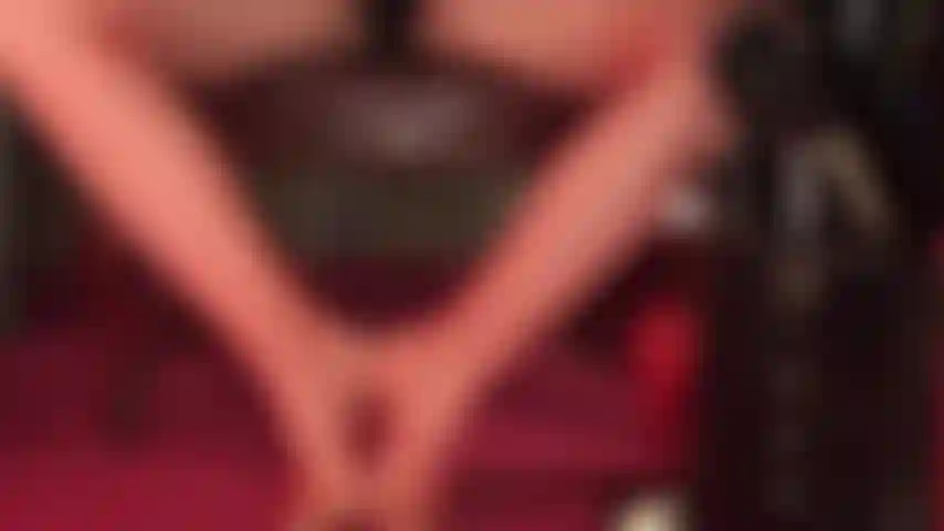 Ti eccitano i piedi sexy in collant a rete rossi? Allora questo è per te! Uno sguardo alle mie gambe, polpacci e piedi bollenti.