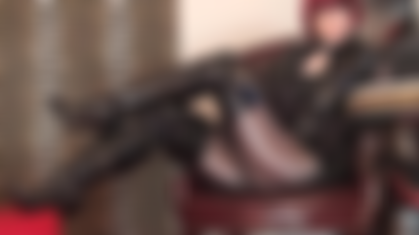 Una dea fetish super hot in pvc nero lucido, stivali lunghi sopra il ginocchio e collant in spandex lucido metallizzato marrone.