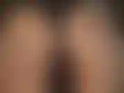 Mutandine di pizzo sexy sopra collant lucidi.