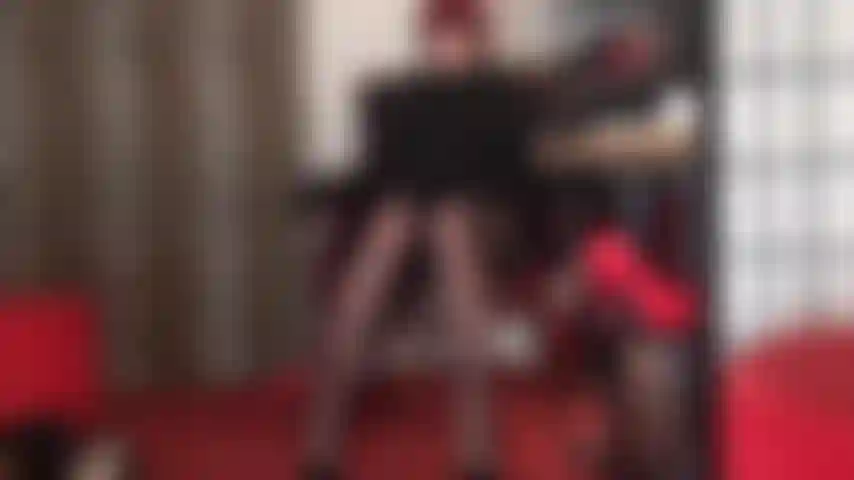 Tra le cosce velate dei collant, attratta dalle sue meravigliose gambe lunghe di nylon, la padrona ti ha intrappolata tra le sue cosce, inebriata dal suo profumo sei debole e accondiscendente.