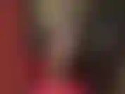 Mi piacciono le mie lunghe gambe in collant, i capelli corti, la pelle, i guanti e le décolleté gialle con punta aperta.