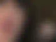 La padrona vivian stuzzica la troia dipendente dal cazzo con uno dei suoi grossi cazzi, infilandotelo direttamente nella tua bocca mentre tu mi guardi profondamente negli occhi.