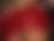 La mia gonna in lattice è così corta che dovrebbe essere illegale :-) adora il mio culo lucido in questa minigonna rossa e bollente con sotto dei collant sexy, abbinati a guanti medici.