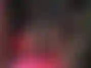 Una vista allettante sulle gambe in collant della padrona con gonna a tubino in pelle e spacco posteriore.