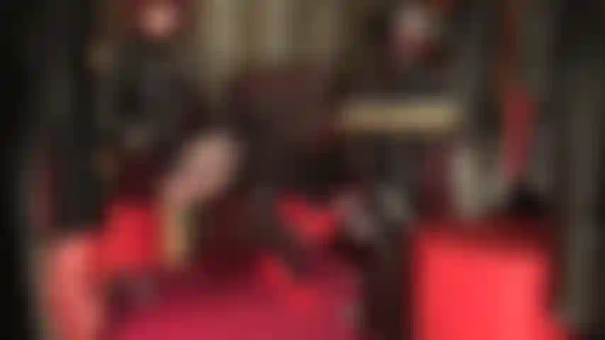 Gambe in collant con motivo a giarrettiera, gonna rialzata, stuzzicamento del cavallo: la padrona mostra il suo culo rotondo e le sue meravigliose gambe lunghe in collant effetto giarrettiera, intrappolando il tuo cazzo tra le cosce incrociate.