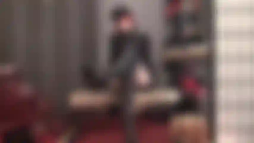 Schiava dei miei stivali di pelle - la mia schiava degli stivali. Vieni. Striscia un po' più vicino. Ancora più vicino. Così vicina che puoi sentire l'odore caldo della pelle degli stivali alti fino alla coscia della padrona.