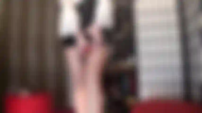 Dominatrice con strapon e un grosso pene rosso: vestita con un sexy bustino in pizzo e una minigonna in pvc, la padrona vivian ti seduce e ti fa provare il suo grosso strapon rosso.