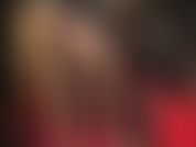 Sexy, provocante con le gambe e feticista dei piedi, con collant neri trasparenti e calze lucide in pizzo color carne sopra, così lucide, abbinate a tacchi neri lucidi coordinati.