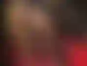 Sexy, provocante con le gambe e feticista dei piedi, con collant neri trasparenti e calze lucide in pizzo color carne sopra, così lucide, abbinate a tacchi neri lucidi coordinati.