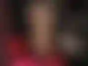 Calze e giarrettiere in pizzo color carne extra lucide indossate sopra i collant.